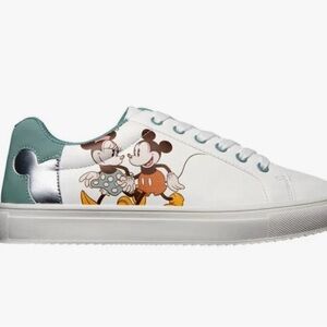 Disney sneakers girls New in box size big girls 4 Mickey and Friends